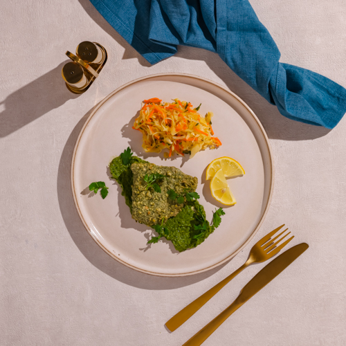 Łosoś w panierce z orzechów z salsą verde (może zawierać ości)