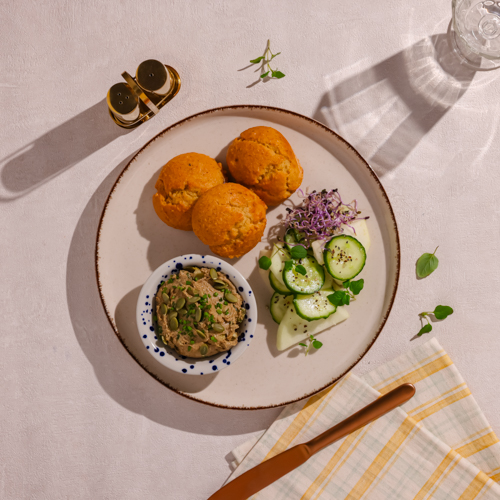 Pasta pieczarkowa z warzywami i keto bułeczką migdałową