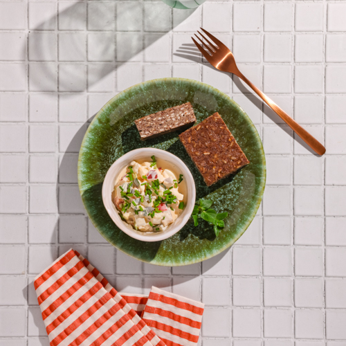 Sałatka z makrelą, ogórkiem kiszonym i chlebem ziarnistym keto 