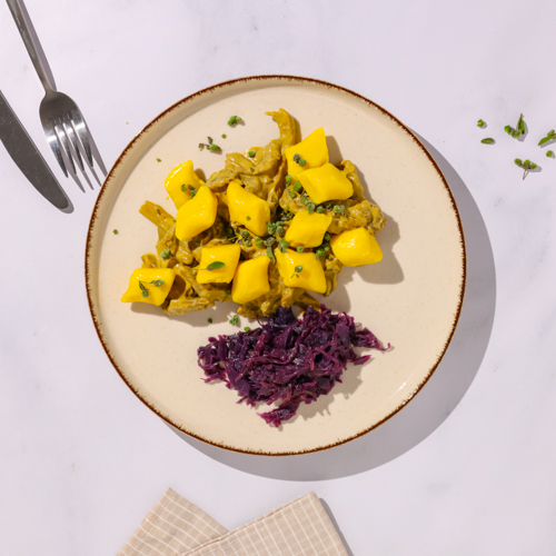 Wieprzowina z boczniakami z kopytkami szpinakowymi i modrą kapustą