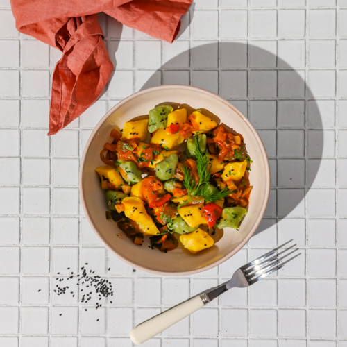 Kolorowe kopytka z ragu śródziemnomorskim z bazylią i parmezanem