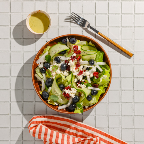 Sałatka z winogornami, żurawiną, serem capri i sosem winegret