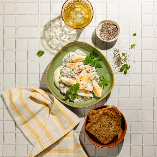 Jajka z ogórkowo-rzodkiewkowym dipem i pieczywem bezglutenowym