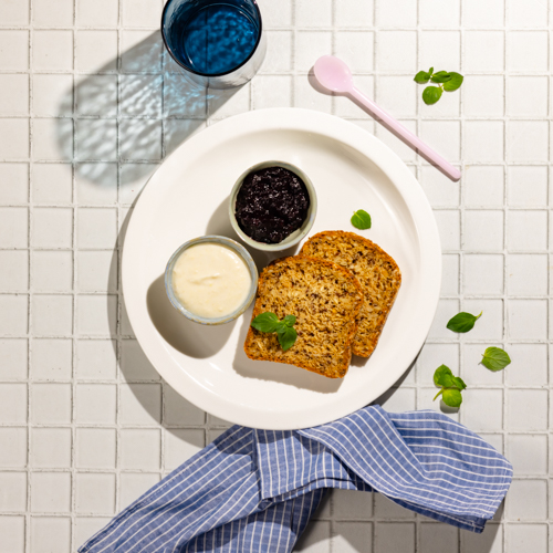 Pieczywo bezglutenowe z wegańskim twarożkiem waniliowym i konfiturą z jagód