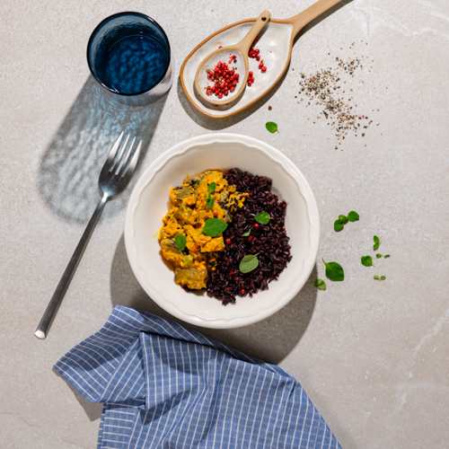 Curry z bakłażanem, fasolką szparagową i edamame z czarnym ryżem