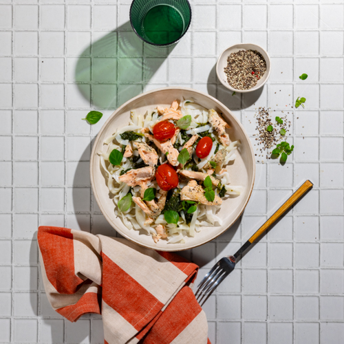 Łosoś w sosie szpinakowym z makaronem ryżowym (może zawierać ości)