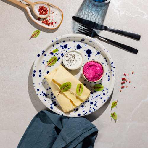 Owsiane naleśniki z buraczaną pastą twarogową bez laktozy i sosem z czosnkiem niedźwiedzim