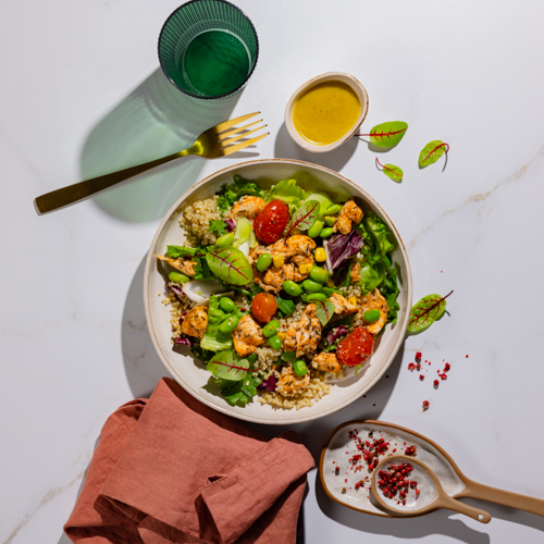 Sałatka z pieczonym kurczakiem, edamame, komosą ryżową, kukurydzą i sosem azjatyckim