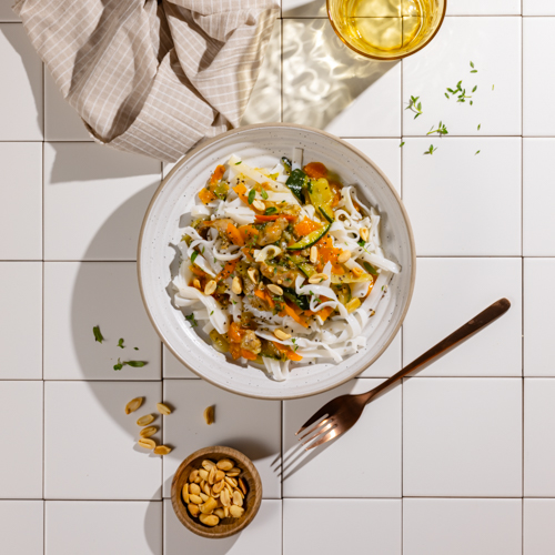 Pad thai z kurczakiem, warzywami i makaronem ryżowym