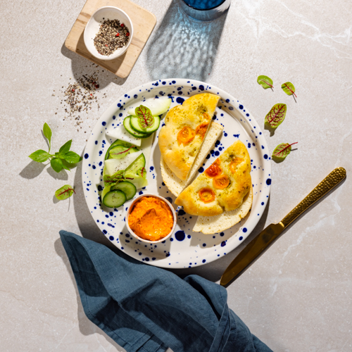 Pomidorowa foccacia z pesto i śmietankową pastą z pieczonych warzyw