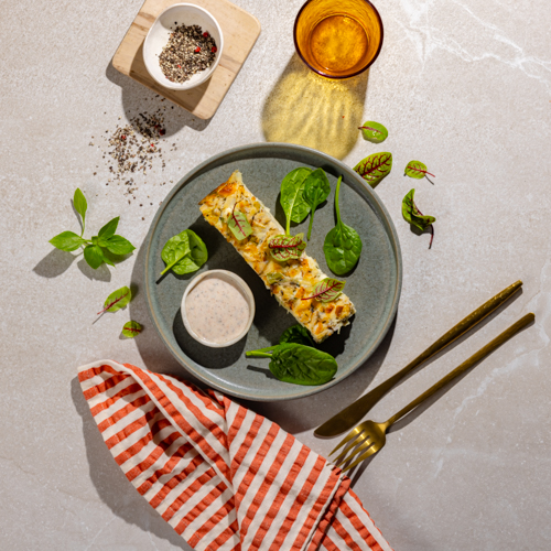 Quiche z porem, kozim serem i dressingiem jogurtowym