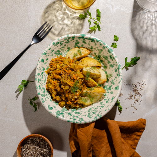 Wegański bigos z kiszonej kapusty z pieczonymi ziemniakami