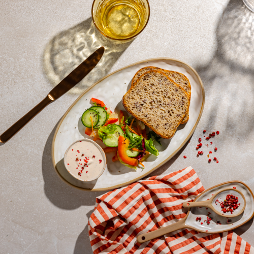 Włoska pasta śmietankowa z chlebem żytnim i warzywami