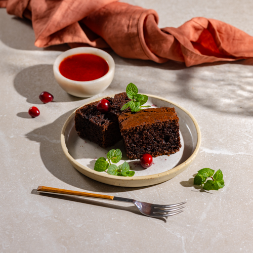 Babka piaskowa z makiem i truskawkowym sosem