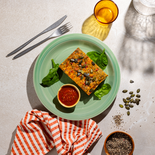 Frittata z halloumi i jarmużem z sosem pomidorowym