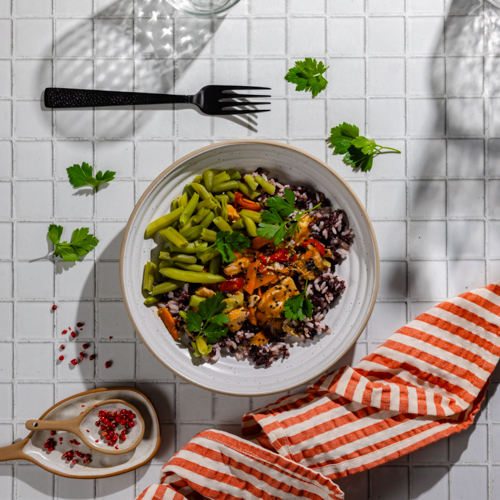 Indyk z trawą cytrynową, brokułami, papryką i czarno-białym ryżem