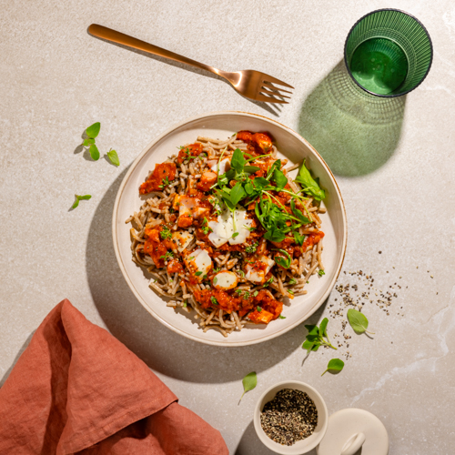 Makaron żytni z sosem pomidorowym z boczniakami, boczkiem i parmezanem