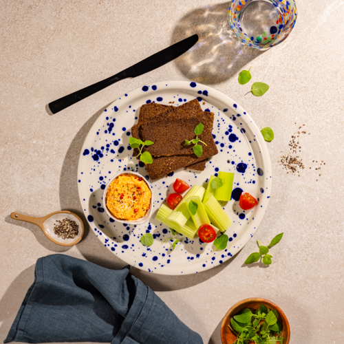 Pumpernikiel z pastą z pieczonej papryki z warzywami