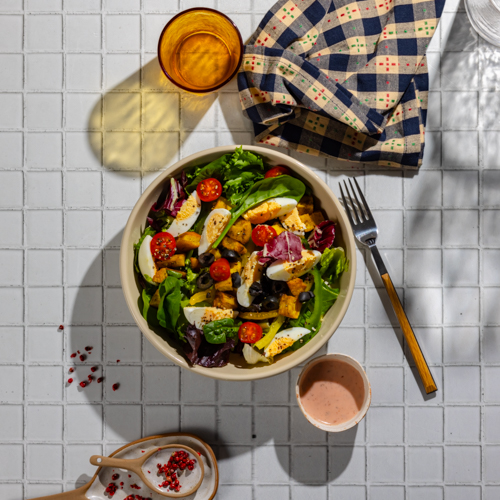 Sałatka z pieczoną pietruszką, jajkiem, oliwkami, pomidorkami i sosem żurawinowym