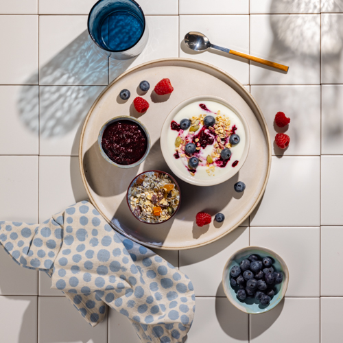 Jogurt naturalny z muesli i musem z aronią (może zawierać pestkę) Jogurt naturalny z muesli i musem z aronią (może zawierać pestkę)
