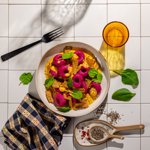 Kluski z buraka z aksamitnym sosem dyniowym z szarpanym "nie-kurczakiem"