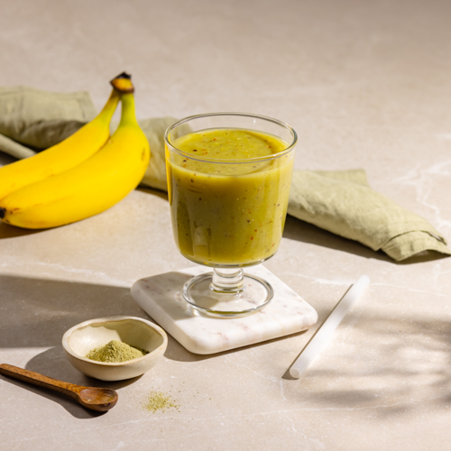 Koktajl z selerem naciowym, matchą, bananem i kiwi 