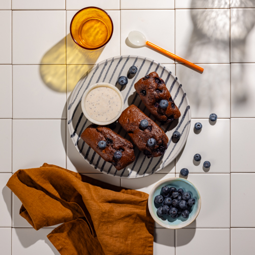 Mini chlebki z borówką i jogurtem cynamonowym z makiem 