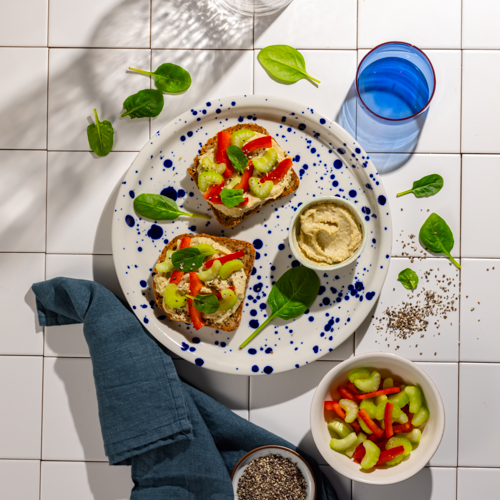 Pasta z ciecierzycy z rzodkiewką, papryką i chlebem żytnim