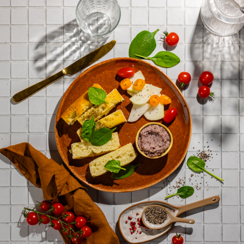 Pasta z fasoli i bakłażana z rozmarynową foccacią i świeżymi warzywami Pasta z fasoli i bakłażana z rozmarynową foccacią i świeżymi warzywami