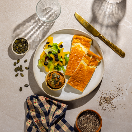 Pasta z pieczarek i słonecznika z keto pitą i sałatką 