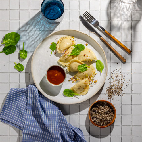 Pierogi z kaszą gryczaną, pieczarkami i sosem węgierskim