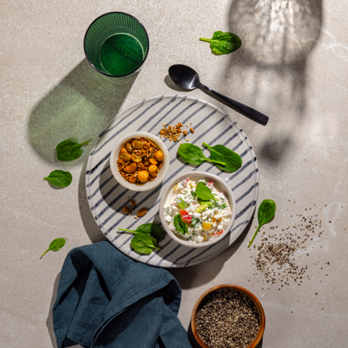 Serek ziarnisty z kolorową papryką z wytrawnym keto muesli z pistacjami