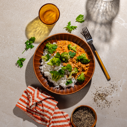 Wegańskie "niemięso" w sosie tikka masala z ryżem i brokułem