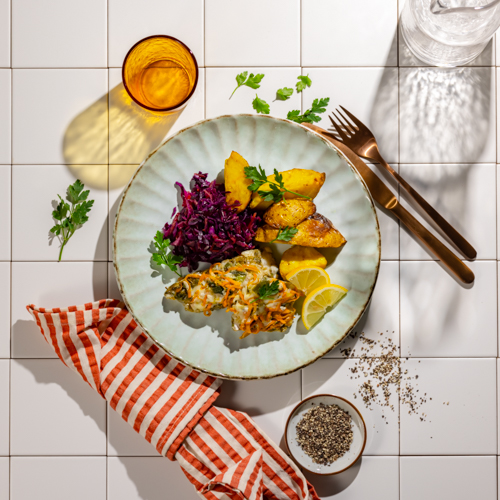 Dorsz zapiekany w porach z ziemniakami i surówką z czerwonej kapusty (może zawierać ości)