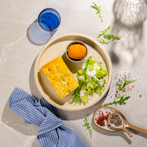 Foccacia z rozmarynem, pomidorową pastą i świeżymi warzywami