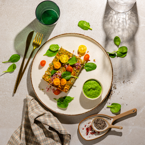 Frittata z fetą, pomidorem i dipem ogórkowym z czosnkiem niedźwiedzim