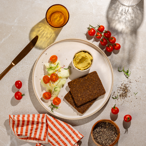 Hummus bazyliowy z pumperniklem i białą rzodkwią