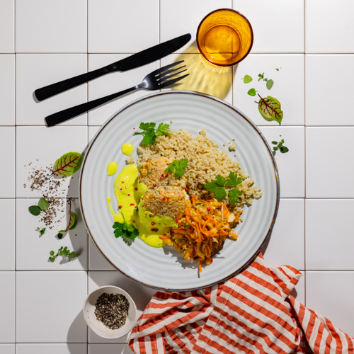 Kotlety rybne z łososiem w sosie cytrynowym z komosą ryżową i surówką z kapusty pekińskiej (może zawierać ości)