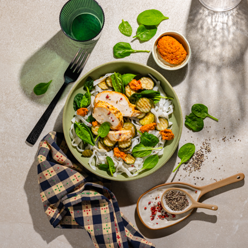Makaron ryżowy z bazyliowym pesto, kurczakiem i warzywami 