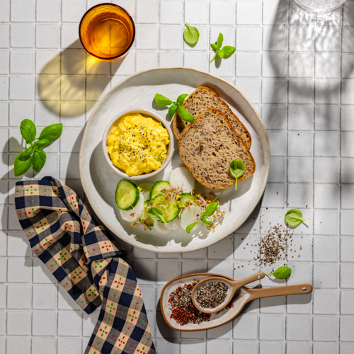 Pasta jajeczna z ogórkiem, białą rzodkwią i chlebem żytnim Pasta jajeczna z ogórkiem, białą rzodkwią i chlebem żytnim