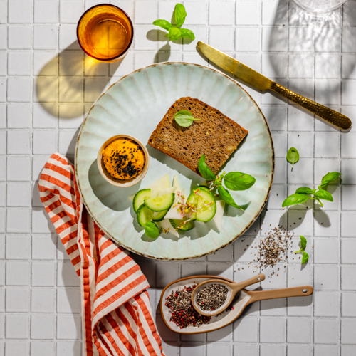 Pasta z fety i marchewki z pieczywem żytnim, ogórkiem i kalarepą
