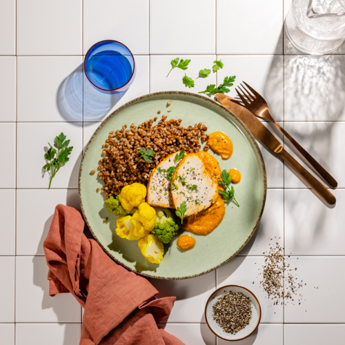 Pieczona pierś z indyka z sosem warzywno-kokosowym, kaszą gryczaną i kalafiorem