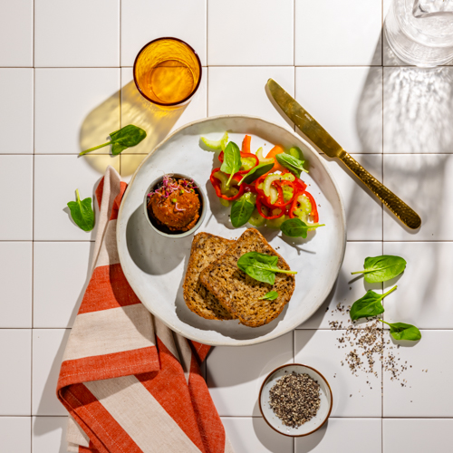 Pomidorowa pasta słonecznikowa z chlebem bezglutenowym i warzywami