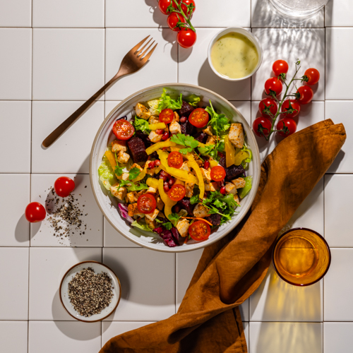 Sałatka z kurczakiem, burakiem, granatem i koperkowym dressingiem