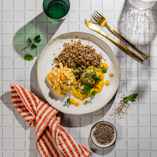 Sandacz z sosem pomarańczowym z chilli, kolorową komosą ryżową i surówką (może zawierać ości)