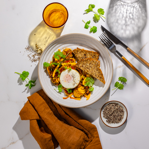 Szakszuka z warzywami, sadzonym jajkiem i serem wegańskim