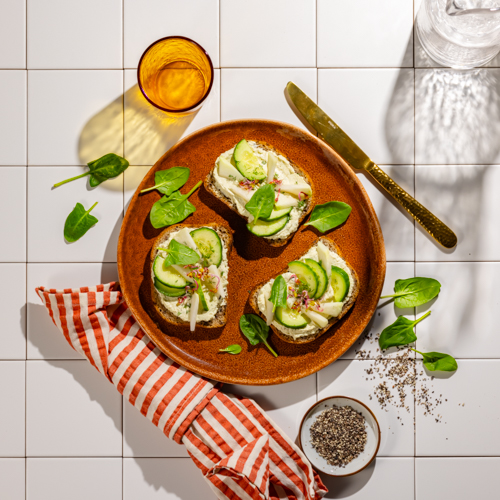 Śmietankowa pasta z cukinią z pieczywem żytnim i warzywami