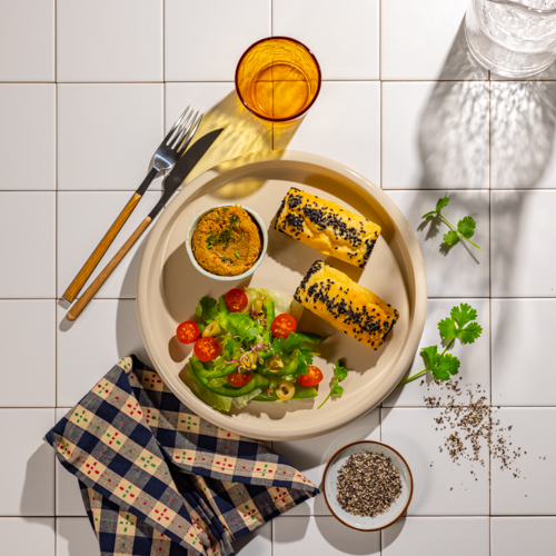 Warzywna pasta z chlebkiem keto i sałatką z oliwą truflową 