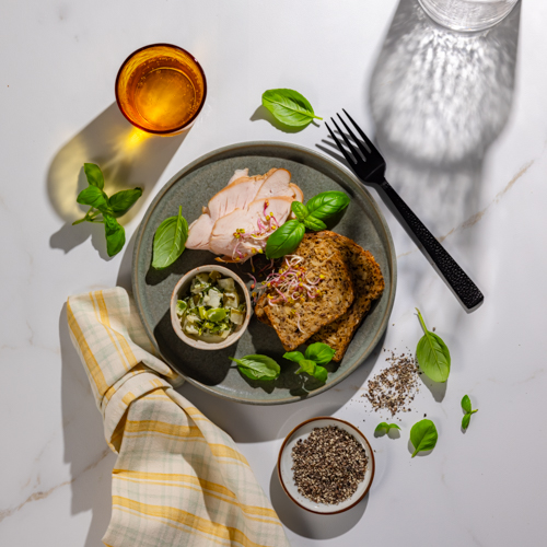 Wędzona pierś z kurczaka z salsą z ogórkiem kiszonym i chlebem bezglutenowym 