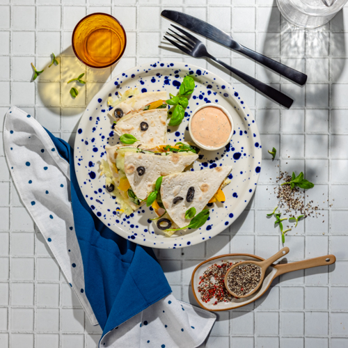 Zapiekana tortilla z szynką, mozzarellą i papryką z dressingiem jogurtowo-musztardowym